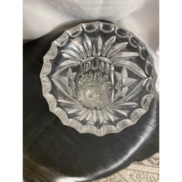 Vintage Crystal Clear Glass Vase with Etched Flower 8 in tall EUC - Picture 7 of 13